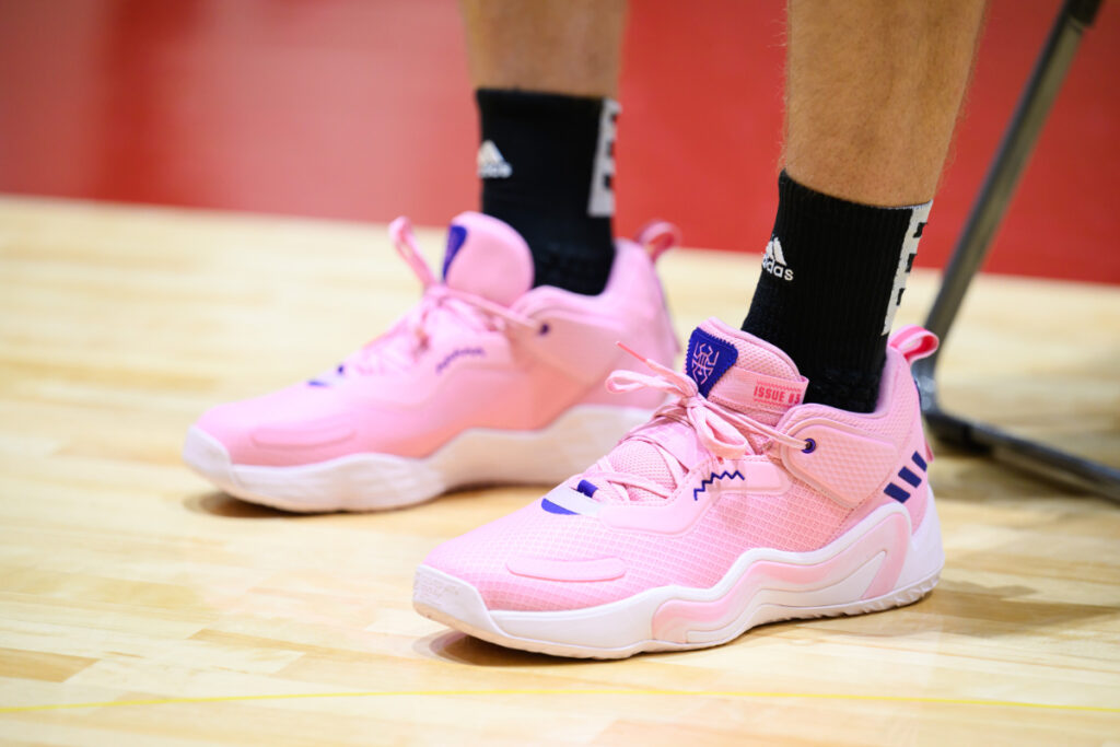 Bリーグ選手が試合でピンクのバッシュを履き続ける理由とは? | パラサポWEB