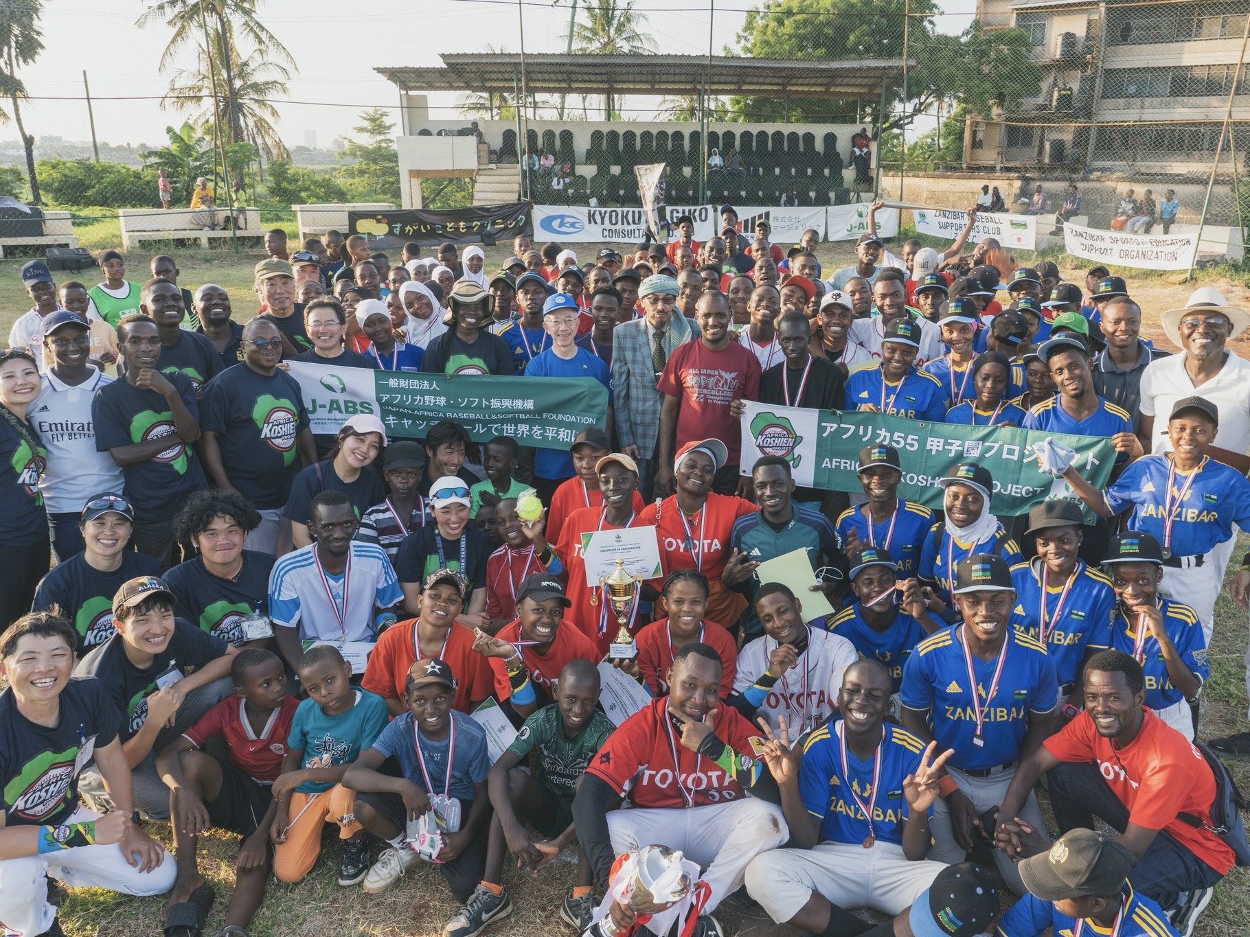 アフリカでなぜ甲子園大会？ 日本野球に取り組む子どもたちに起きた