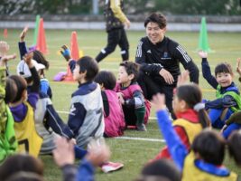 サッカー元日本代表の太田宏介が「月謝無料」のサッカー教室を開校。自身の経験からみんなにチャンスを