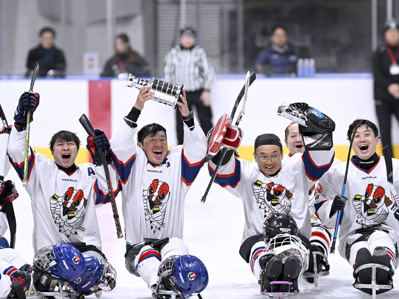 東京辰巳アイスアリーナで初開催！ アイスホッケーの全国クラブ選手権大会で長野サンダーバーズが大会８連覇