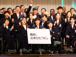 スノーボードの元気印と笑顔の車いすカーラーが旗手を務める！ ミラノ・コルティナ2026パラリンピックに臨む日本代表選手団が結団式