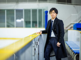 真面目にふざけてチームを鼓舞する。パラアイスホッケー日本代表はプロ選手出身のコーチと共に戦う