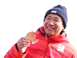 パラアルペンスキー・鈴木猛史が３大会ぶりのメダルで示した「強い背中」