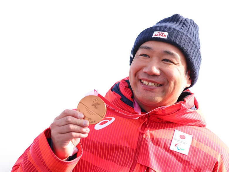 パラアルペンスキー・鈴木猛史が３大会ぶりのメダルで示した「強い背中」