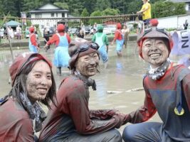 田んぼでバレーボール？ 長野県・辰野町に200チームが応募！ 泥だらけの大会はなぜ“伝説のイベント”になったのか