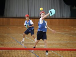 「運動が苦手」な子が主役に。荒れたクラスも変えた新スポーツ「テニピン」が描く学校体育のこれから