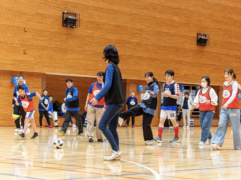 サッカー未経験の70歳おばあちゃんがドハマりし毎週プレー。JFAが仕掛ける「走らない、ボールを奪わないサッカー」の魔法