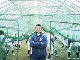 「絶対無理」と言われた甲子園へ——部員わずか10人、ビニールハウスの練習場から始まった雪国の野球部の物語。無名の監督と選手が“ノーサイン野球”で叶えた夢