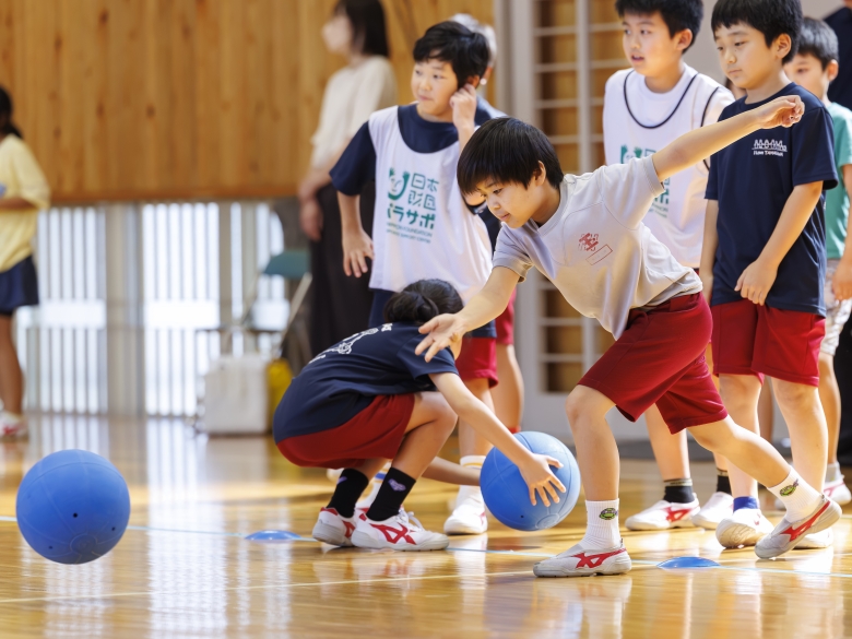 「アジアパラ、観に行ってみたい！」愛知県豊橋市でゴールボールに触れた子どもたち「地元開催の大会を、共生について考えるきっかけに」｜パラスポーツと教育